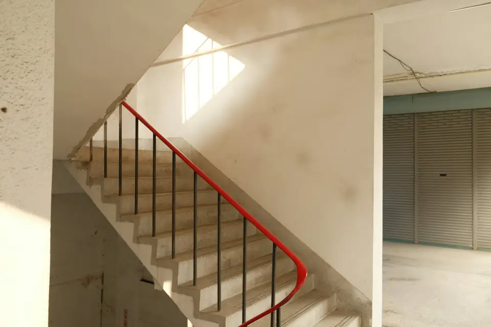 Cage d’escalier d’un immeuble avec rampe