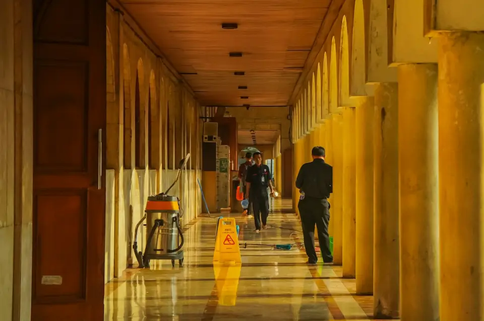 Agent d’entretien dans un couloir
