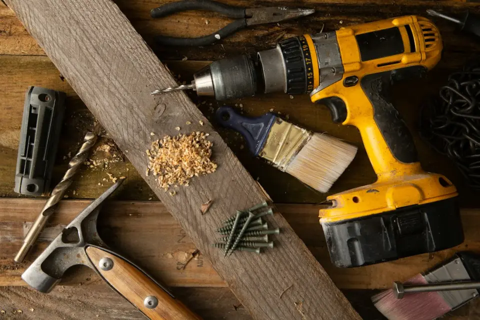 Perceuse et outils pour réparations simples