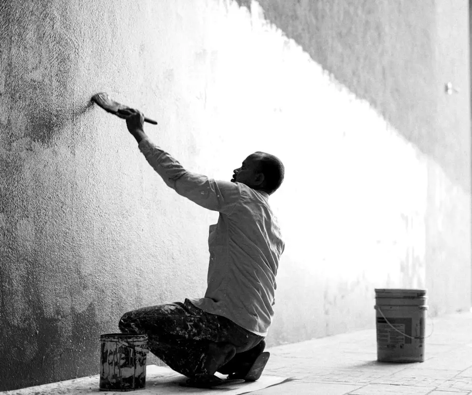 Peintre au travail sur un mur